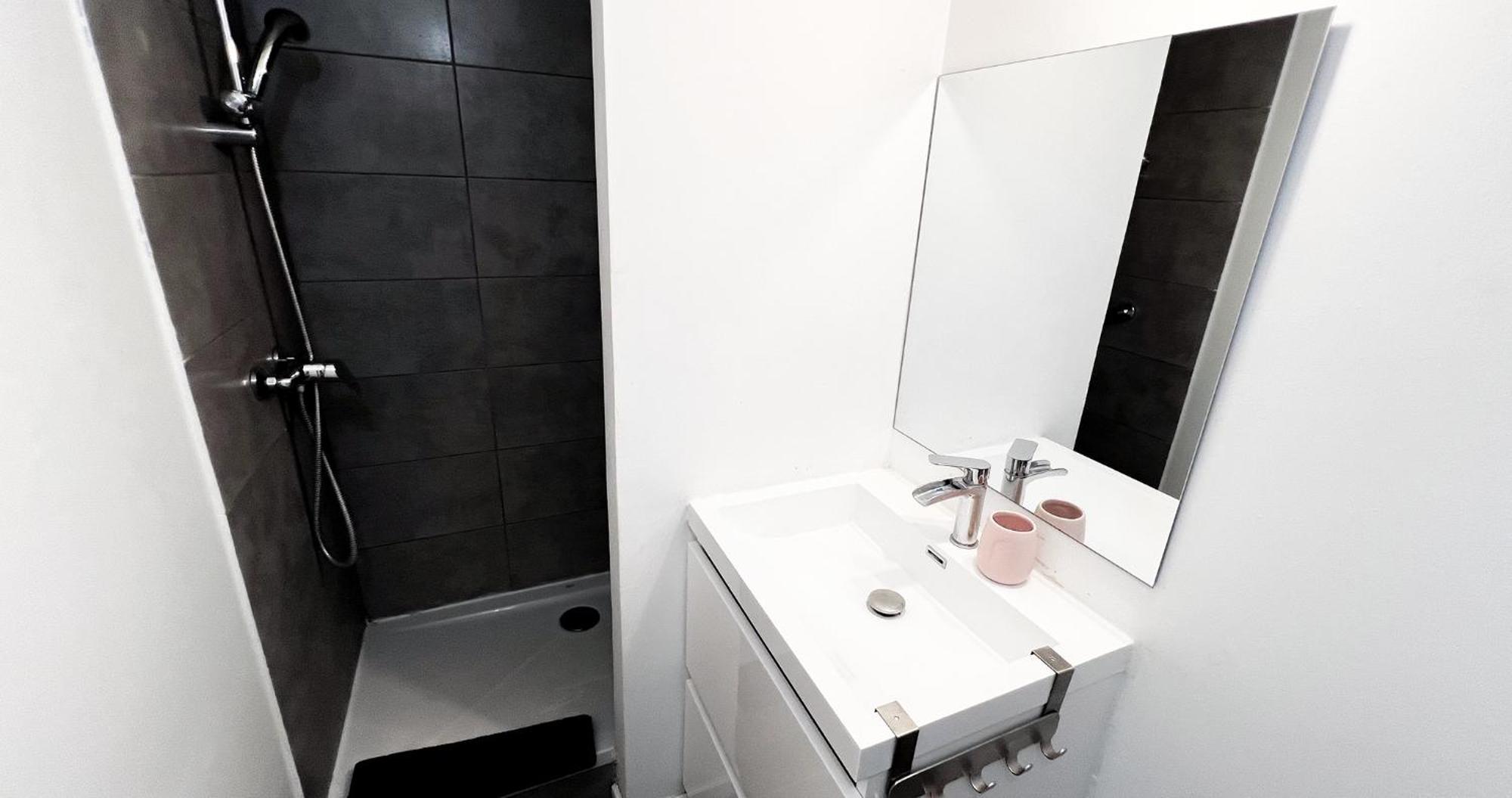 Appartement Palais Des Papes - + Cour Privative *