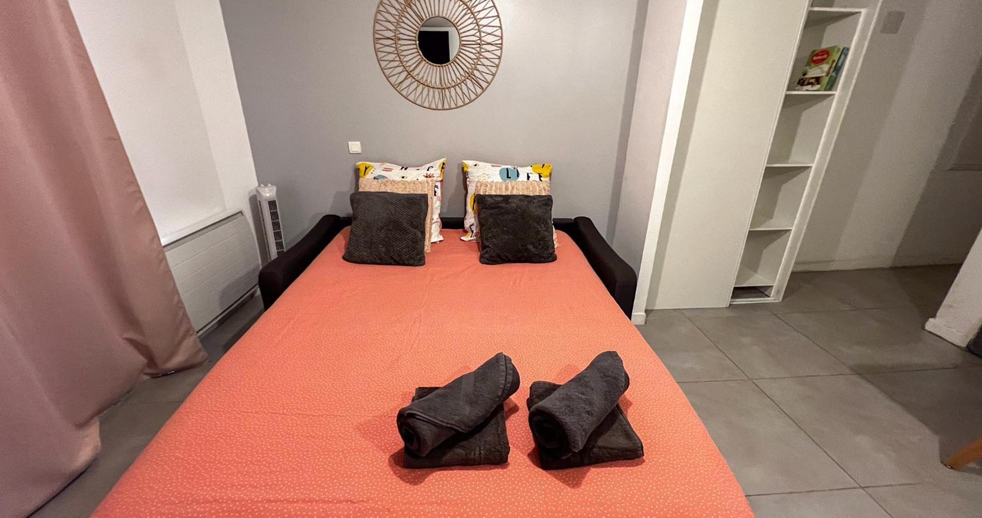 Appartement Palais Des Papes - + Cour Privative *